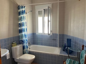 Shower, towels, soap, toilet paper - Peaceful rural retreat, private pool, stunning mountain views close to Arboleas. (Arboleas)