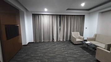 Luxury Suite, Balcony, Lake View | Living area