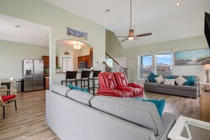 Casa, 3 habitaciones | Zona de estar | Una Smart TV, servicios de streaming