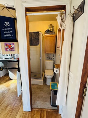 Dusche, Handtücher, Seife, Toilettenpapier