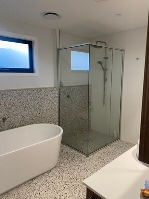 Douche, sèche-cheveux, serviettes fournies, savon