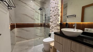 Deluxe-Villa, Poolblick | Badezimmer