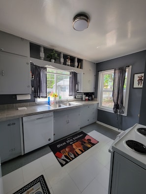 Private kitchen - Canyon Lake GETAWAY 2 bedrooms-1-KING & 1 QUEEN (Rapid City)
