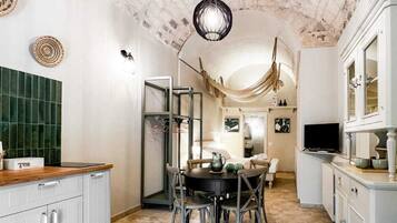 Deluxe Studio, City View | Dining