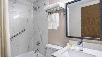 Habitación estándar, 1 cama King size, para no fumadores | Baño | Tina y regadera independientes, toallas, papel de baño