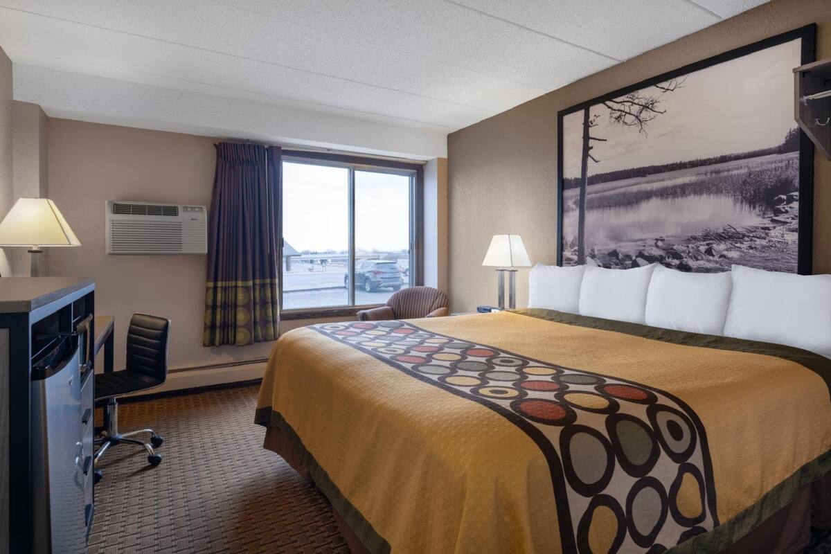 Luxury Room, 1 King Bed, Non Smoking | Bed sheets