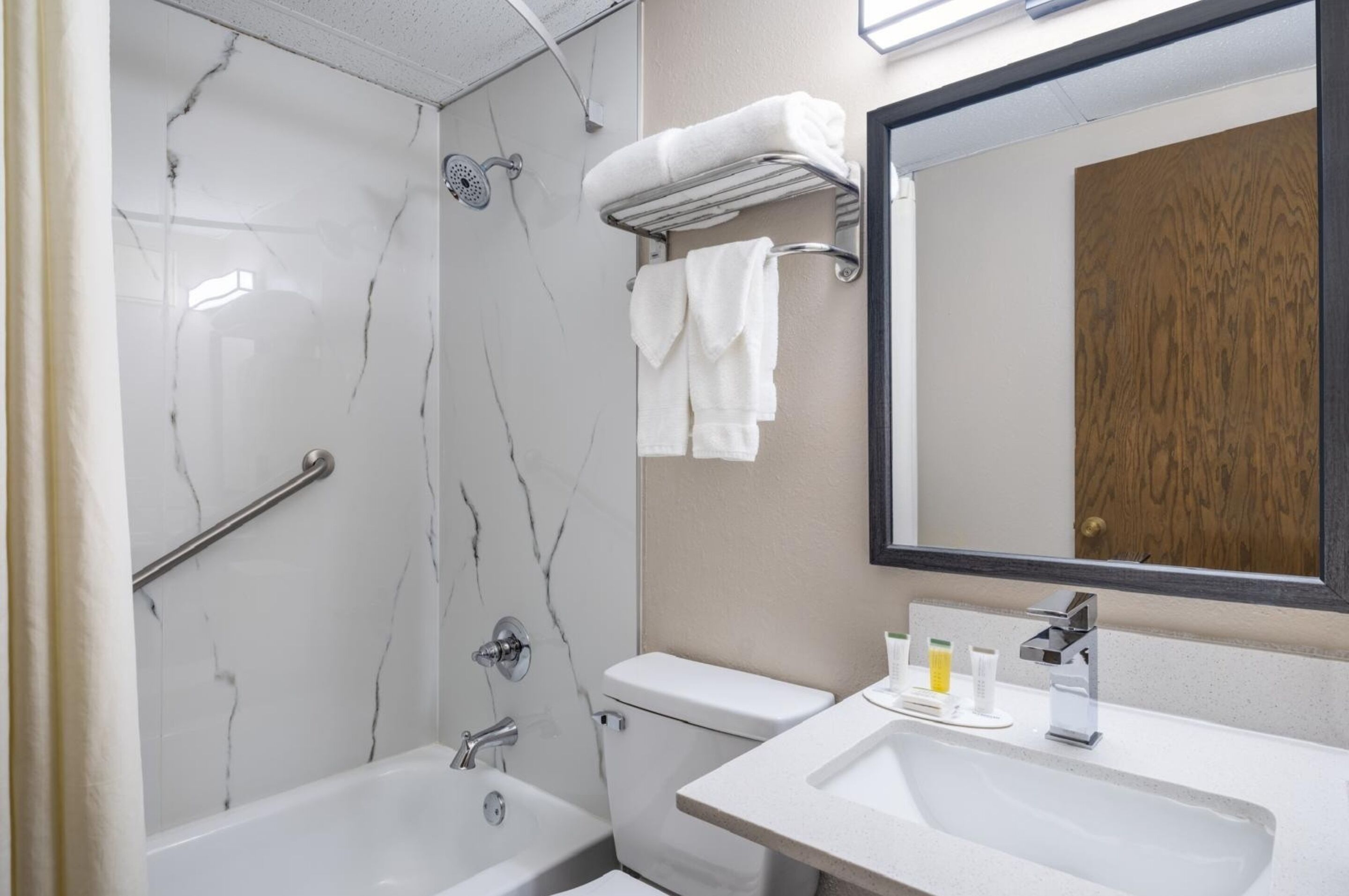 Standaard kamer, 1 queensize bed, niet-roken | Badkamer | Een aparte badkuip en douche, handdoeken, toiletpapier