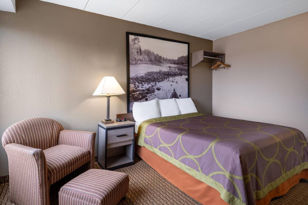 Deluxe Room, 1 Queen Bed, Non Smoking | Bed sheets