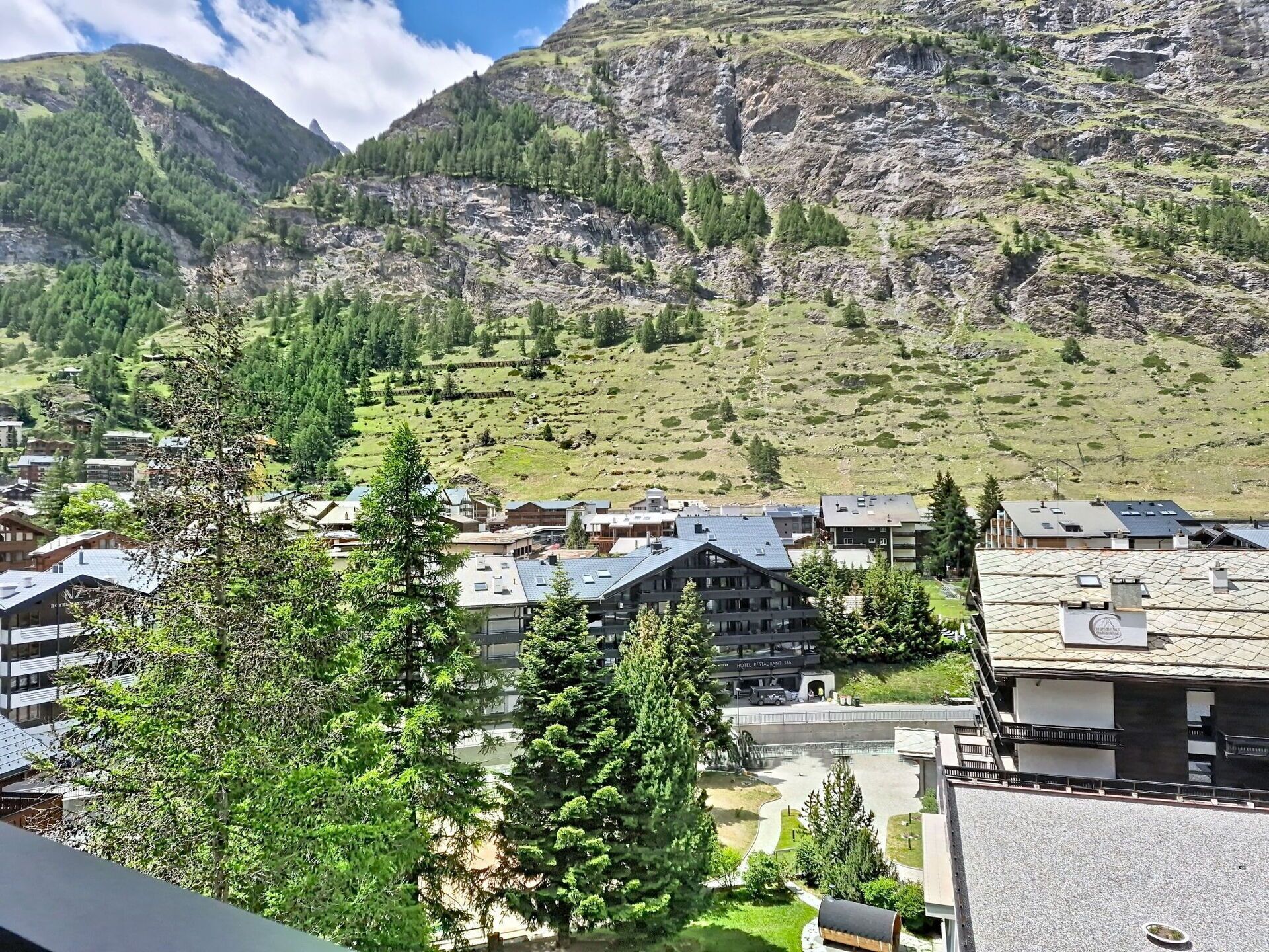 Une ville de montagne avec des bâtiments, un hôtel et un restaurant.