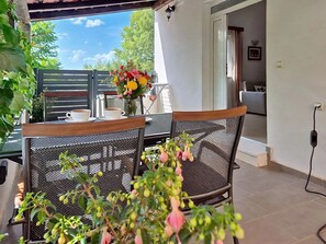 Möbel, Stuhl, Tabelle, Gartenmöbel, Tisch Im Freien, Küche & Esszimmer Tisch, Schatten, Kaffetisch, Zimmerpflanze, Holzbeize