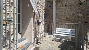 A stone building with a metal gate, a bench, and a window. - Beautiful private villa for 2 people with WIFI and terrace (Cipressa)