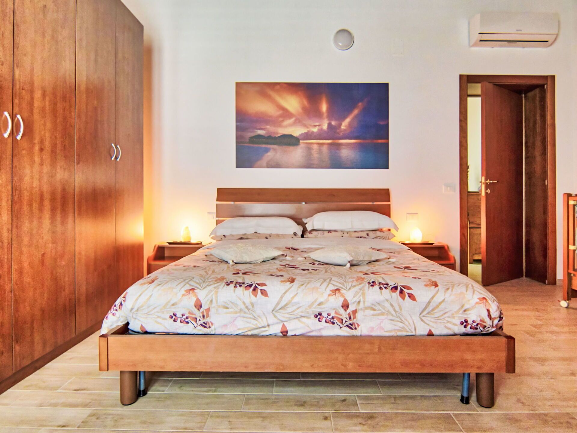 Travel cot, free WiFi