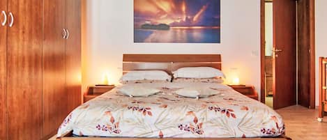 Travel cot, free WiFi