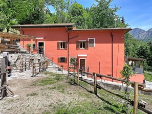 Ein rotes Gebäude mit zahlreichen Fenstern und einer Treppe, die zum Eingang führt.