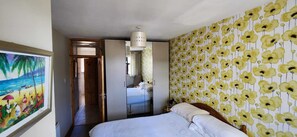 2 bedrooms, iron/ironing board, WiFi, bed sheets - Charming & Cosy 2-bedroom bungalow in charming Balbriggan perfect for getaways (Balbriggan)