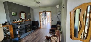 TV - Charming & Cosy 2-bedroom bungalow in charming Balbriggan perfect for getaways (Balbriggan)