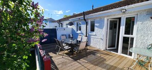 Outdoor dining - Charming & Cosy 2-bedroom bungalow in charming Balbriggan perfect for getaways (Balbriggan)
