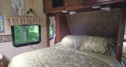 Private RV Retreat with Deck on a Working Artist Property, 1 bed, Orland