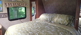 Private RV Retreat with Deck on a Working Artist Property, 1 bed, Orland