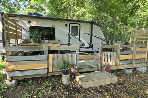 Private RV Retreat with Deck on a Working Artist Property, 1 bed, Orland