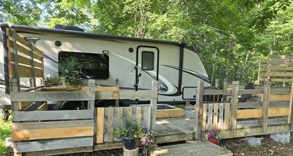Private RV Retreat with Deck on a Working Artist Property, 1 bed, Orland