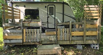 Private RV Retreat with Deck on a Working Artist Property, 1 bed, Orland