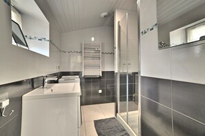 Een douche, een haardroger, zeep
