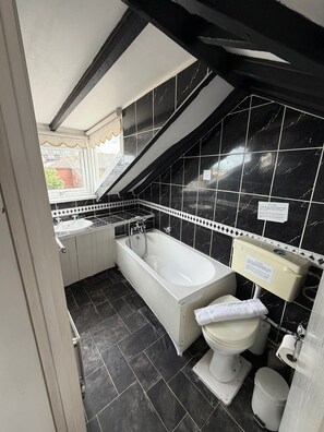 Shower, towels, soap, shampoo - Fjaerland Hotel (Great Yarmouth)