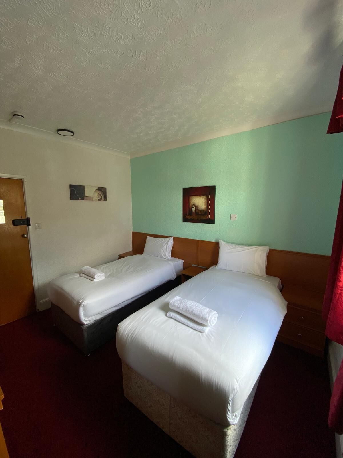 Standard Twin Room | Desk, free WiFi