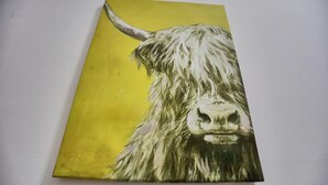 Pintura de um iaque sobre fundo amarelo.