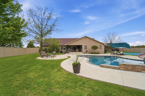 LUXURY COUNTRY RETREAT ~ HEATED POOL, PICKLEBALL COURT, FIRE PIT & COUNTRY VIEWS