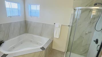 Douche, baignoire à jets, serviettes fournies, savon