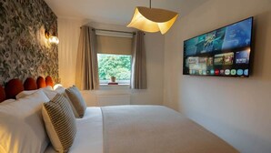 3 bedrooms, desk, iron/ironing board, free WiFi - Kelvin House, 3BR, Free Parking & Private Garden (Glasgow)