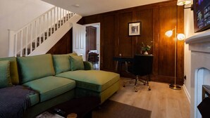 Smart TV, books, computer monitors - Kelvin House, 3BR, Free Parking & Private Garden (Glasgow)