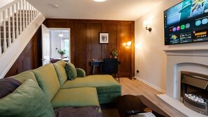 Smart TV, books, computer monitors - Kelvin House, 3BR, Free Parking & Private Garden (Glasgow)