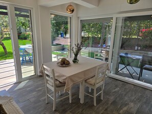Dining - Mediterranean oasis of peace- 100 m from the sea, private garden ful fenced yard (Banjole)