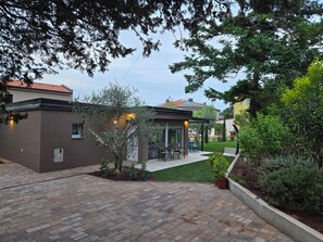 Exterior - Mediterranean oasis of peace- 100 m from the sea, private garden ful fenced yard (Banjole)