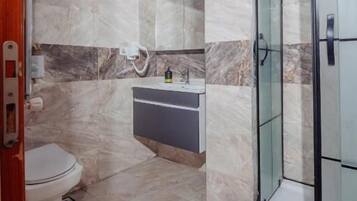 Dúplex, balcón, vistas al jardín | Baño | Zapatillas