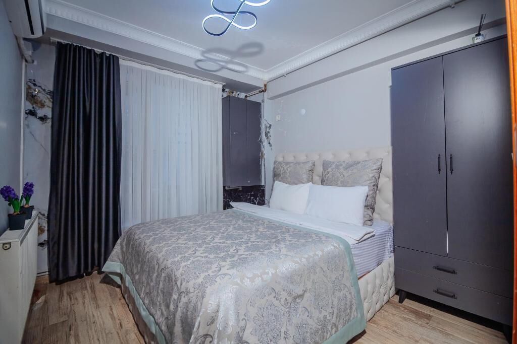 Apartament, vistes al jardí | Cortines opaques, planxa i posts de planxar i wifi gratuïta 