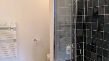 Dusche, Haartrockner, Handtücher, Seife