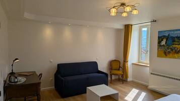 Smart-TV, Kamin, Bücher
