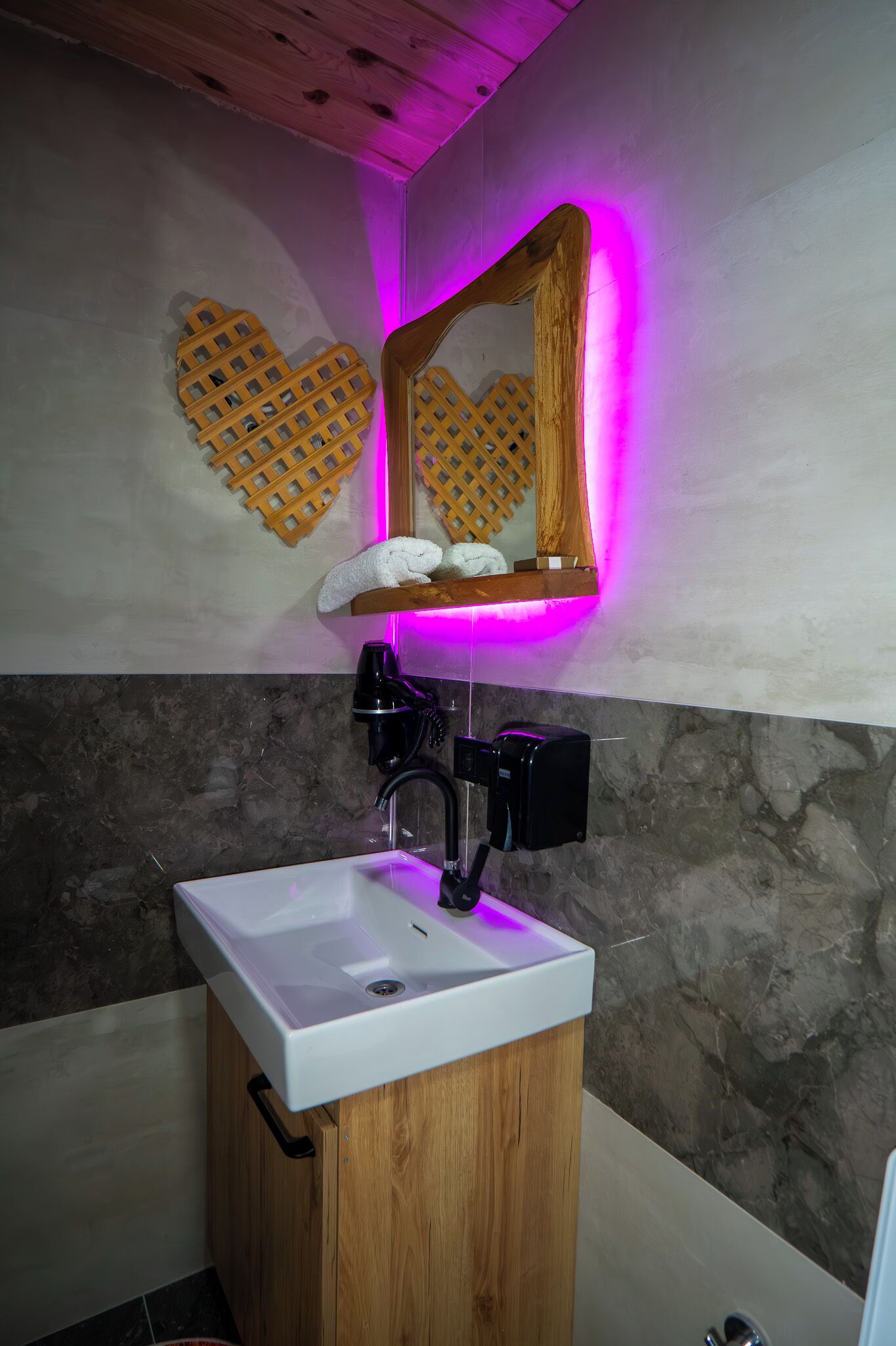 Bungalow | Kylpyhuone | Ilmaiset hygieniatuotteet, hiustenkuivaaja, pyyhkeet, saippua