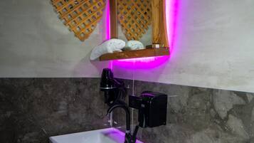 Bungalow | Kylpyhuone | Ilmaiset hygieniatuotteet, hiustenkuivaaja, pyyhkeet, saippua