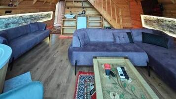 Superior-chalet, jokinäköala | Oleskelualue