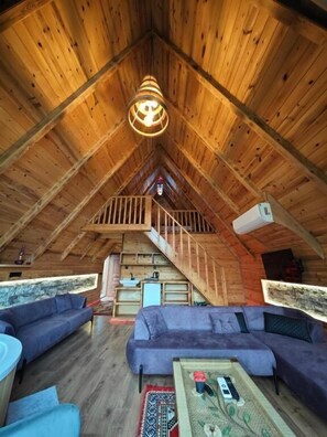 Superior-chalet, jokinäköala | Oleskelualue