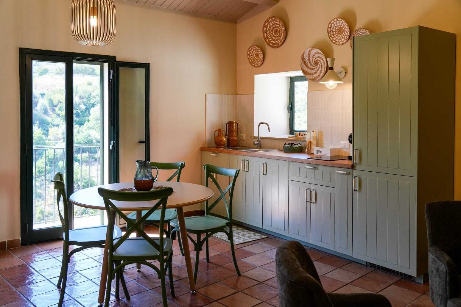 Comfort Duplex, City View | Dining
