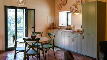 Comfort Duplex, City View | Dining