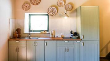 Comfort Duplex, City View | Private kitchen
