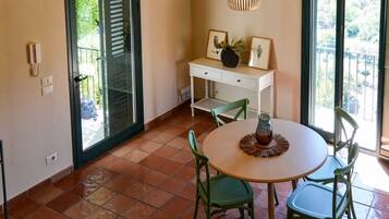 Comfort Duplex, City View | Dining