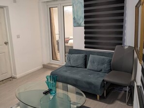 Living area - I bedroom Apartmwnt Goldbeater’s Grove (London)